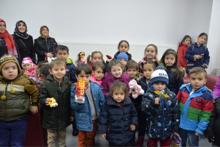 Oyuncaklarını Verdiler, Oyun Biletlerini Aldılar