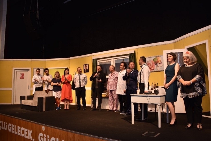 “Kaç Baba Kaç” Oyunu Kahkaha Fırtınası Estirdi, Seyirciler Salona Sığmadı