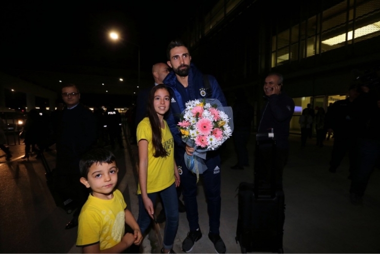 Fenerbahçe’ye İzmir’de Çiçekli Karşılama