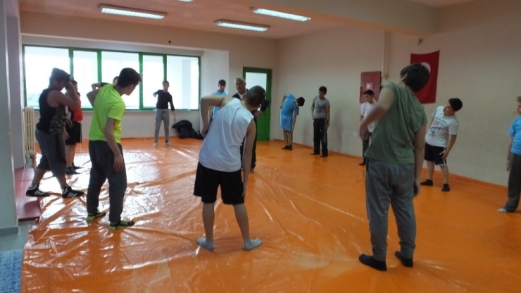 Burhaniyeli Çocuklar Güreşmeyi Sevdi