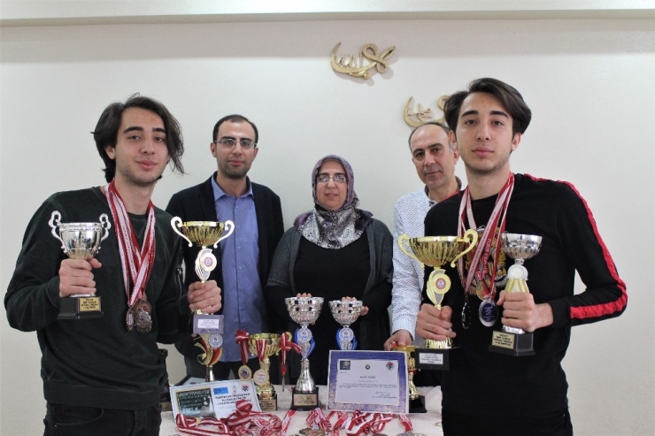 Tam Bir Örnek Aile, Anne Baba Hakem, Çocuklar Şampiyon