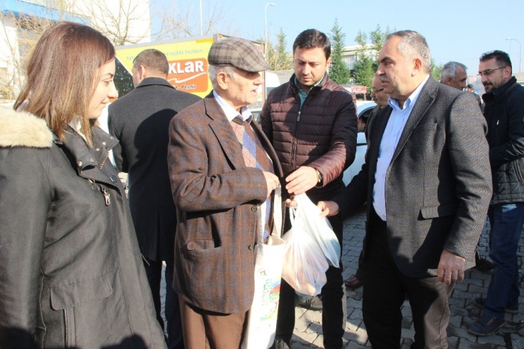 Başkan Ay Pazarda Vatandaşlara Bez Torba Dağıttı