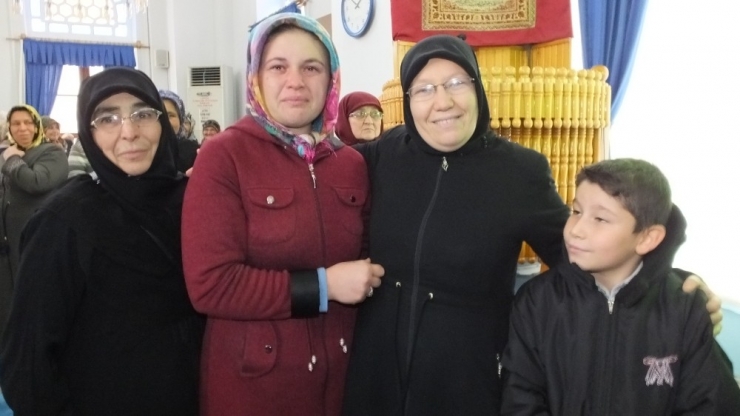 Kurada Umre Kazanan Genç Kadın Sevinç Gözyaşı Döktü