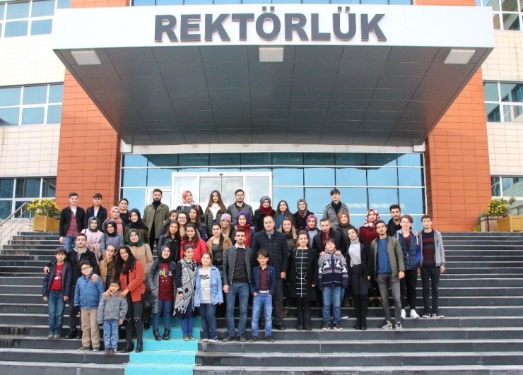 Minik Eller Hayallerini Yaşıyor