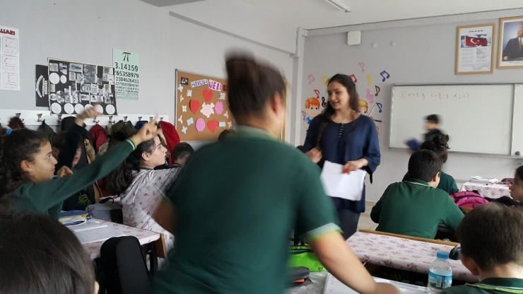 Burhaniye’de Dersi Öğrenciler Veriyor