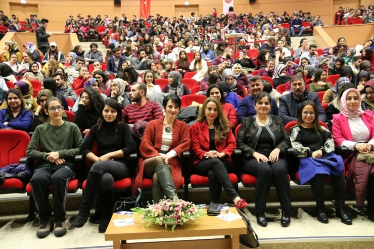 Nevü’de ’Bir Kadın Uyanıyor’ İsimli Tiyatro Gösterisi Yapıldı