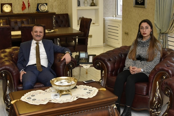 Vali Taşbilek ‘Ben Tok Yatıyorsam Herkes Tok Yatsın’ Projesinin Sahibi Öğrenciyi Makamında Ağırladı