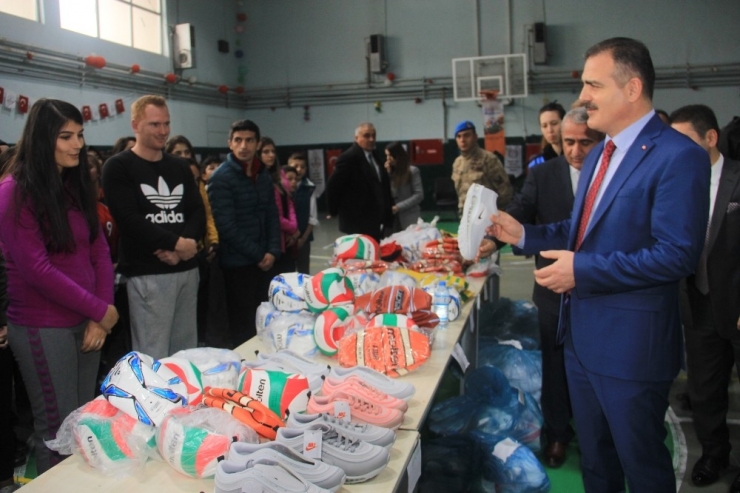 Hakkari’deki 40 Okula Spor Malzemesi Desteği