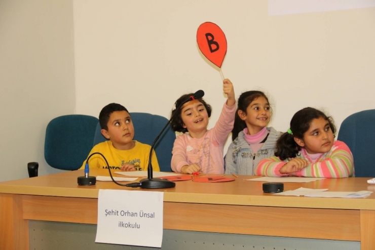 Üniversiteli Gençler, İlkokul Öğrencilerini Ağırladı