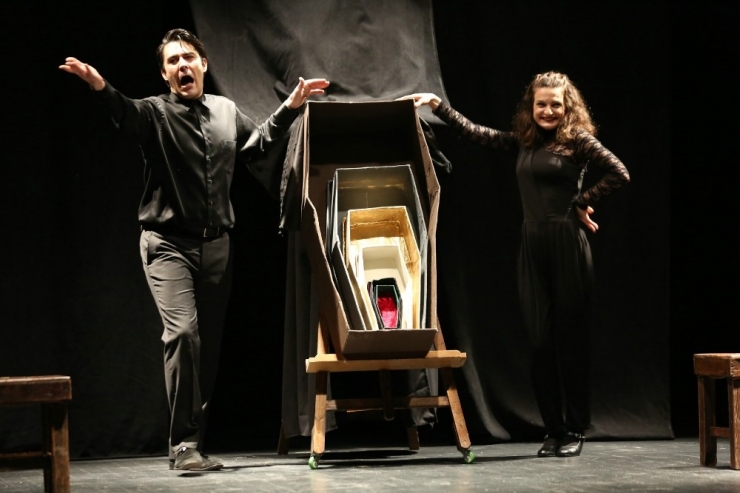 ’Bebeklerin Ulusu Yok’ Tiyatro Oyunu Sahnelendi