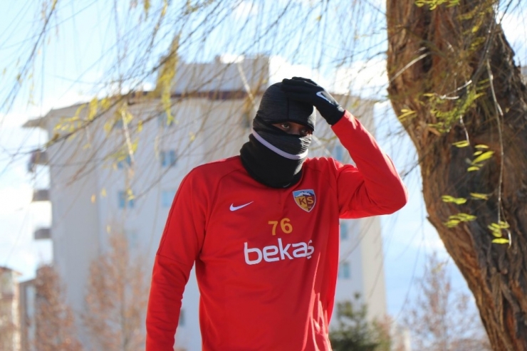 Soğuk Hava Kayserisporlu Futbolcuları Da Etkiledi