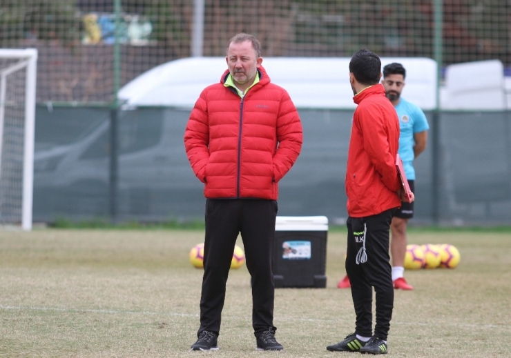 Sergen Yalçın: "Mutlaka 2 Maçtan 4 Civarında Puan Almamız Lazım"