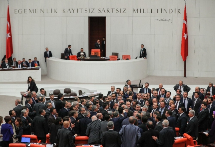 Tbmm’de Ak Parti Ve Chp’li Vekiller Arasında Tartışma