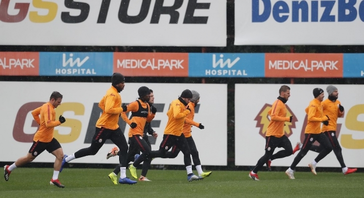 Galatasaray’da Emre Akbaba Salonda Çalıştı