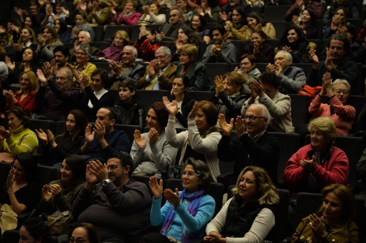 3 Basses Ayakta Alkışlandı