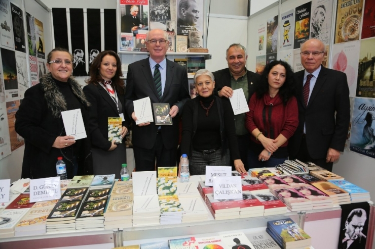 Kazım Kurt Kitap Fuar’ını Gezdi