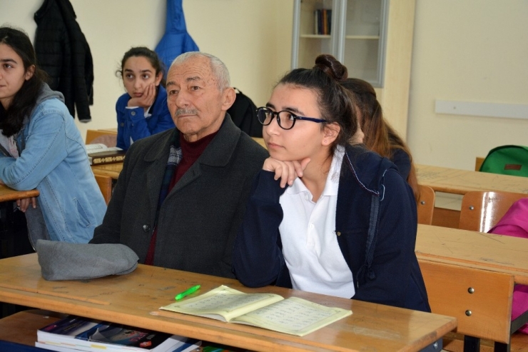 Aynı Sınıfta Evlatla Anne-babayı Buluşturan Proje