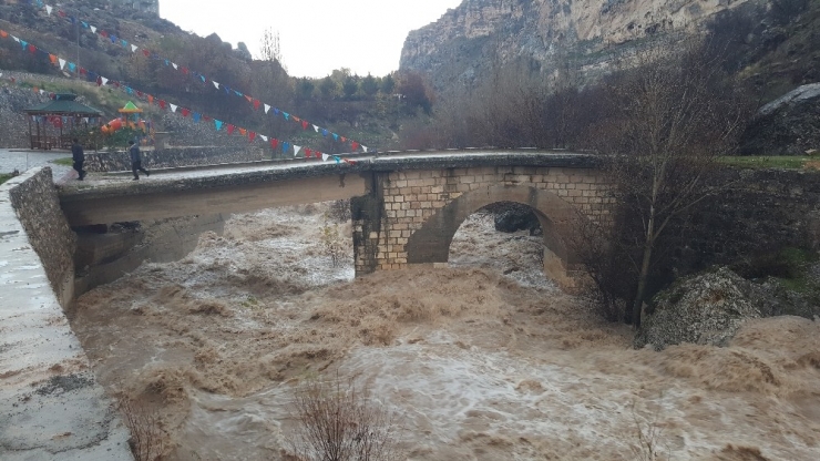 Yağış, Tağar Çayı Ve Kuruyan Dereleri Coşturdu