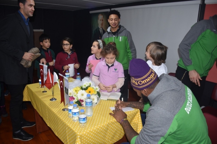Basketbolcular Çocuklarla Buluştu