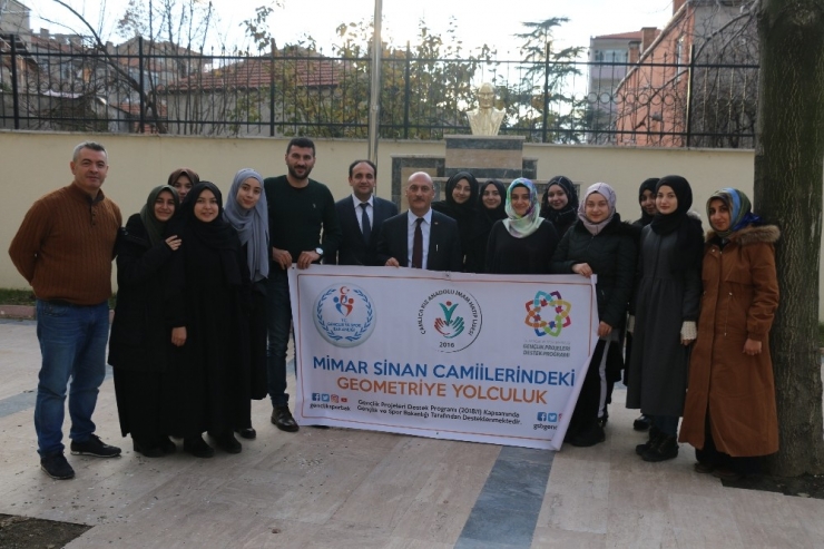 Hakan Cırıt’i İlk Kutlayanlar İmam Hatipli Öğrenciler Oldu