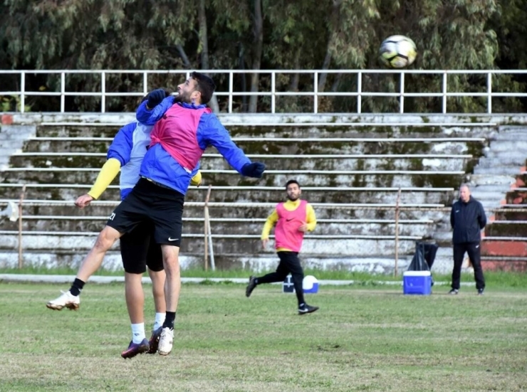 Aliağaspor, Kütahyaspor Maçıyla Devreyi Lider Kapatmak İstiyor