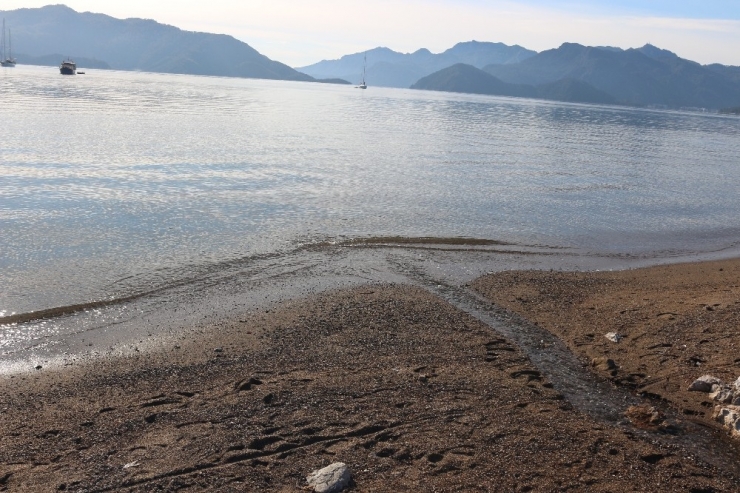 Marmaris’te Denizin Çekilmesi Deprem Endişesine Neden Oldu