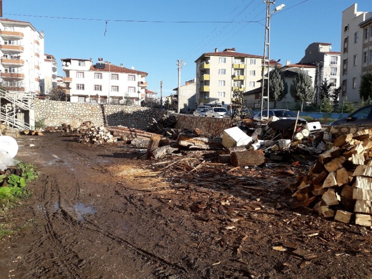 Muhtarlık Binasına Çamurdan Girilemiyor