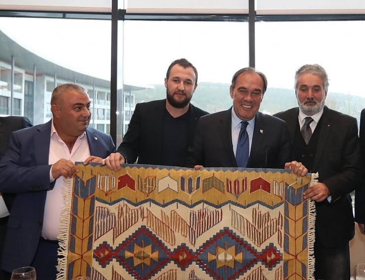 Tff Başkanı Demirören’e Uşak Kilimi Ve Kuzu Postu Hediye Edildi
