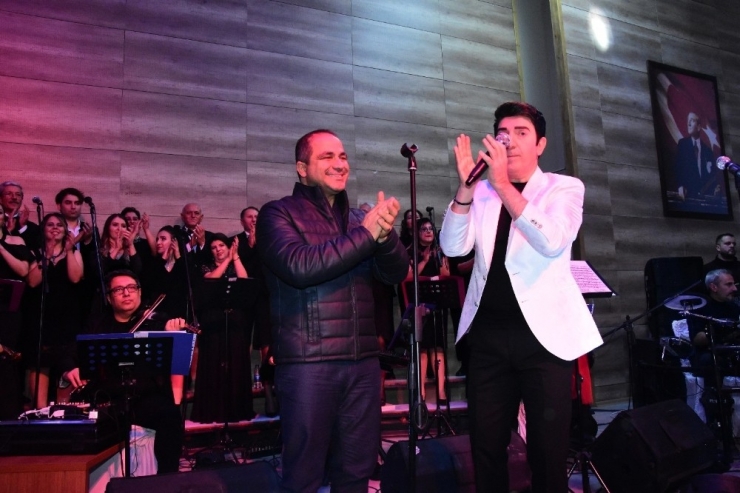 Başkan Uçak Sahnede Şarkı Söyledi