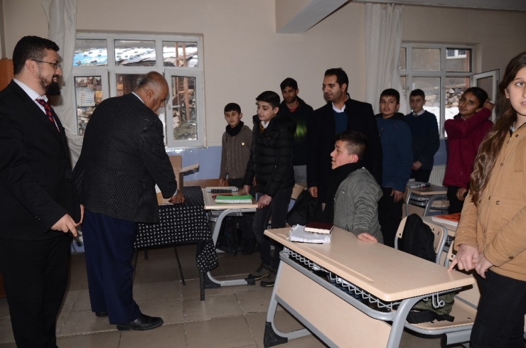 Beytüşşebaplı Öğrencilere Kur’an Hediye Ediliyor