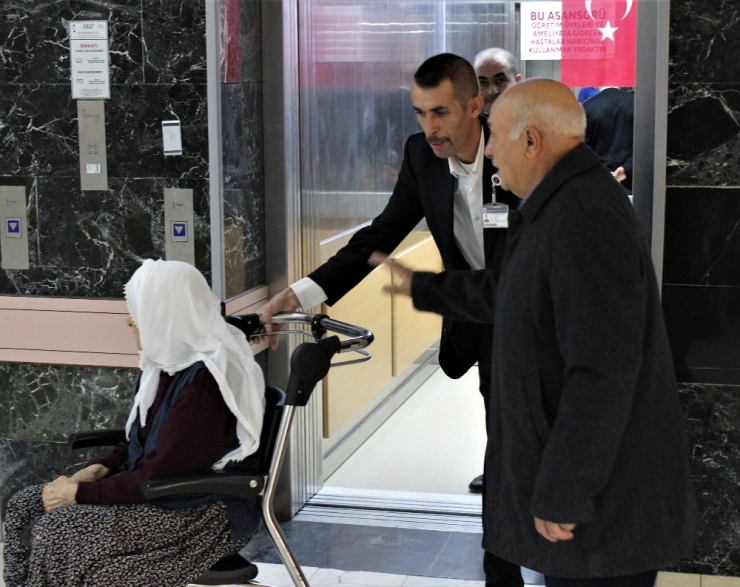 Hayatı Asansörde Geçiyor, Günlük 600 Kez İnip Çıkıyor