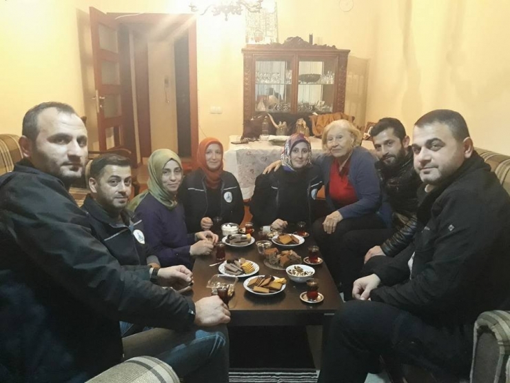 Alo Evlat Ekibi Hatice Teyze’yi Ziyaret Etti