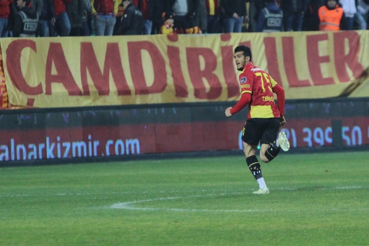 Yırtık Çorap Modasına Göztepeli Tayfur Da Katıldı