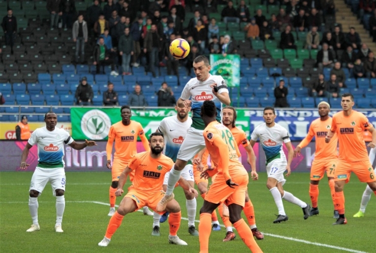 Spor Toto Süper Lig: Çaykur Rizespor: 0 - Aytemiz Alanyaspor: 1 (İlk Yarı)