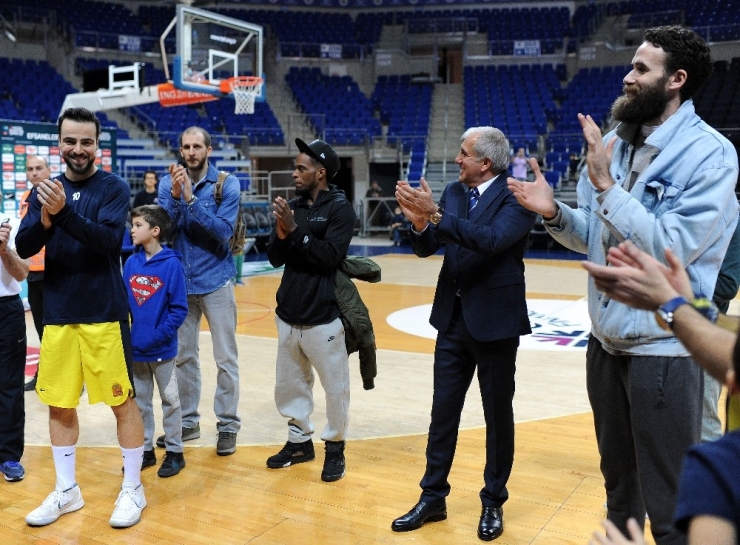 Otizmli Öğrencilerden Obradovic’e Hediye