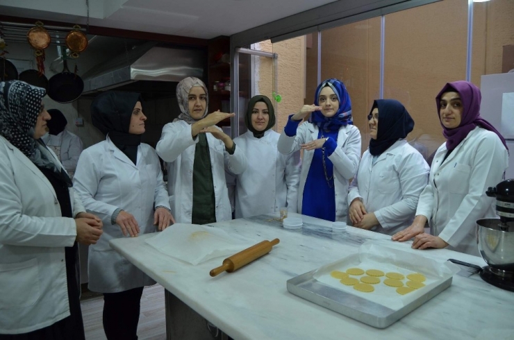 Pasta Yapmayı İşaret Diliyle Öğreniyorlar