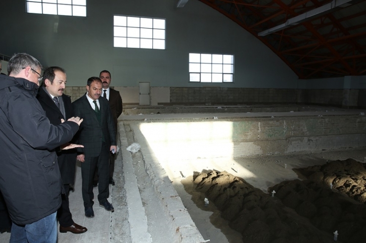 Vali Pehlivan Yarı Olimpik Yüzme Havuzunda İncelemelerde Bulundu