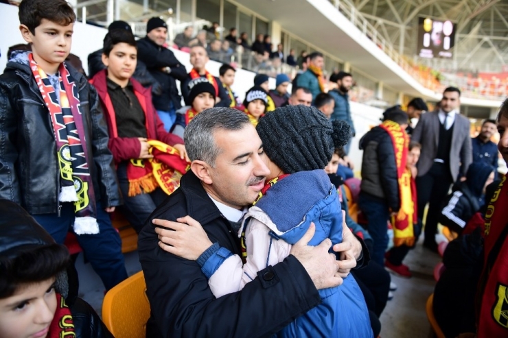Yeşilyurt Belediyesinden Maça Gitmek İsteyen Çocuklara Jest