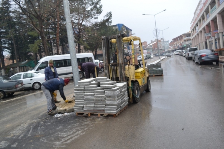 Şuhut Belediyesi Orta Refüj Çalışmalarını Sürdürüyor