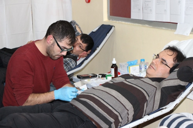Tek Seferde 900 Ünite Kan Bağışlayarak Bir Rekora İmza Attılar