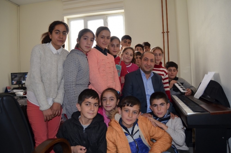 Köy Okulu Öğrencileri Piyanoyla Tanıştı