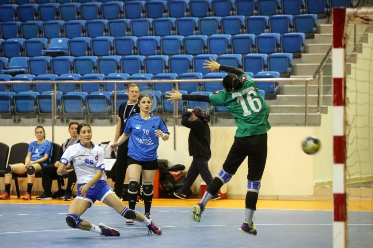 Yenimahalleli Kadın Hentbolcular Fark Attı