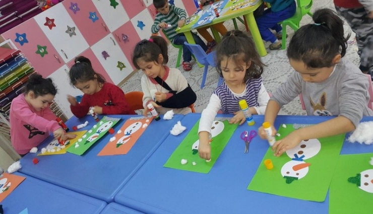 Anasınıfı Öğrencilerinin El İşi Kağıtlarıyla Fotoğraf Yapma Heyecanı