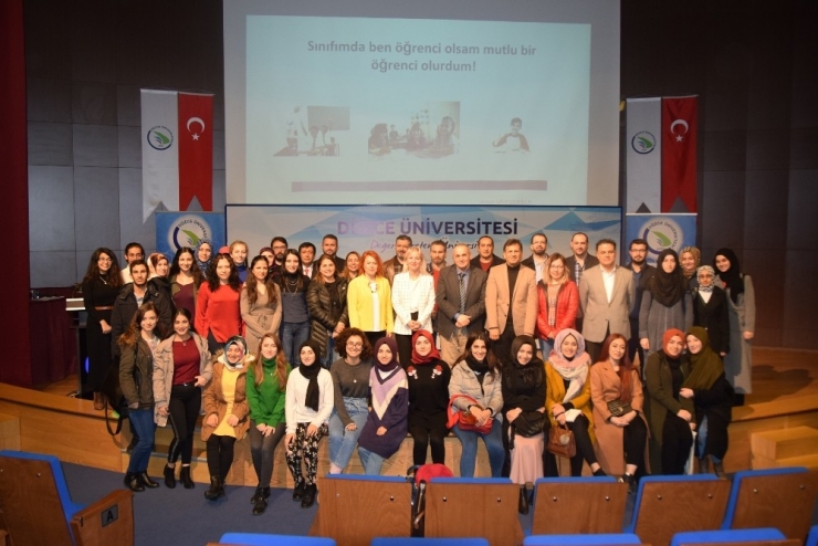 Öğretmenler Dijital Dünyayla İç İçe Olmalı