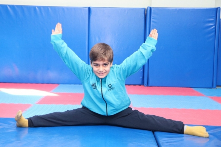 Yabancı Uyruklu Öğrencilerden Ücretsiz Spor Okullarına Yoğun İlgi