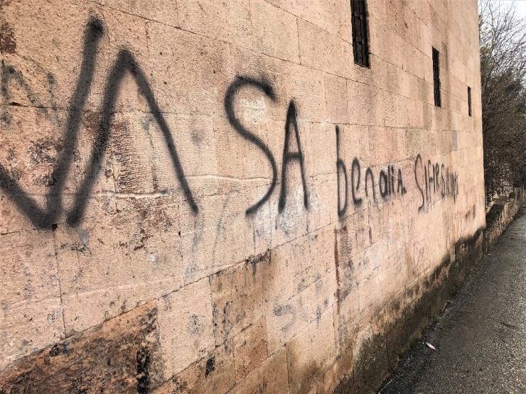 5 Asırlık Osmanlı Eserine Saygısızlık