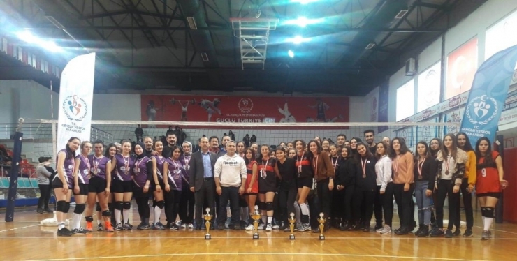 Voleybol’da Gölyaka Anadolu Lisesi Şampiyon