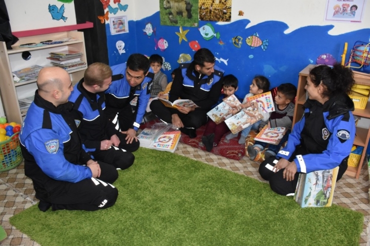 Kar Kış Dinlemeyen Hakkari Polisinden Eğitime Destek