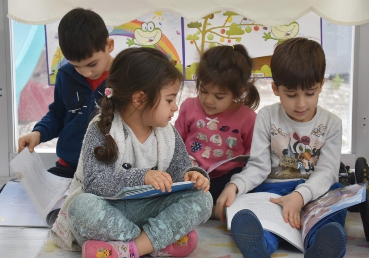 Topaç, Çelik Çomak, Misket Bu Kitapta Miniklere Öğretiliyor