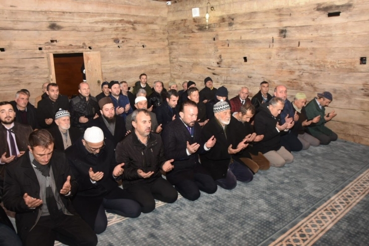 Restore Edilen Asırlık Camide İlk Namaz Kılındı